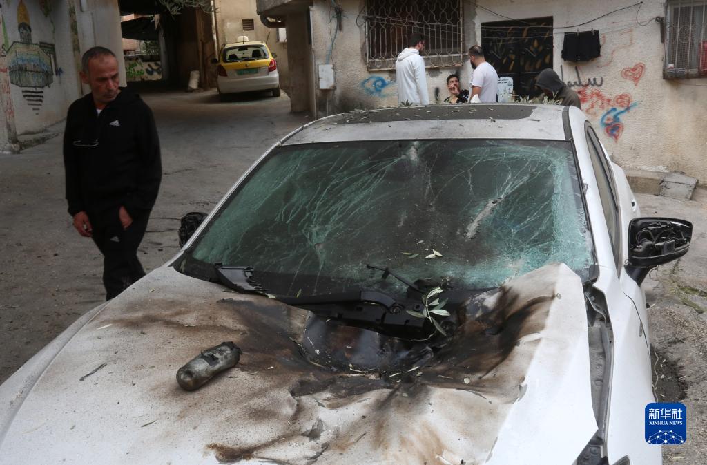 12月17日，在約旦河西岸城市圖勒凱爾姆附近的一處難民營(yíng)，人們查看在沖突中損毀的車輛。新華社發(fā)（尼達(dá)爾·艾仕塔耶?dāng)z）