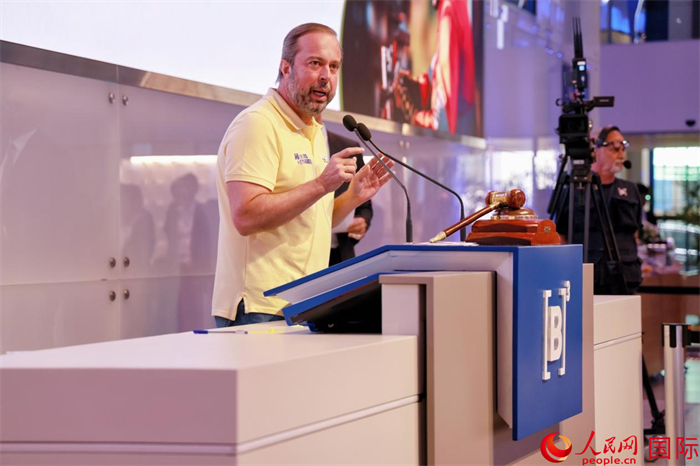 巴西礦產(chǎn)和能源部部長亞歷山大·西爾維拉發(fā)表致辭。人民網(wǎng)記者 宋亦然攝