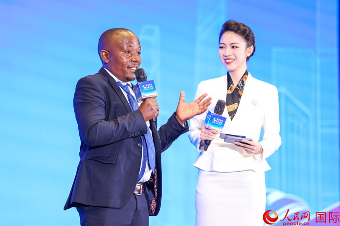 來自烏干達(dá)坎帕拉—恩德培機(jī)場高速公路項(xiàng)目的赫爾曼（左）被評為中國交建共建“一帶一路”最美外籍建設(shè)者之一。人民網(wǎng)記者 趙益普攝