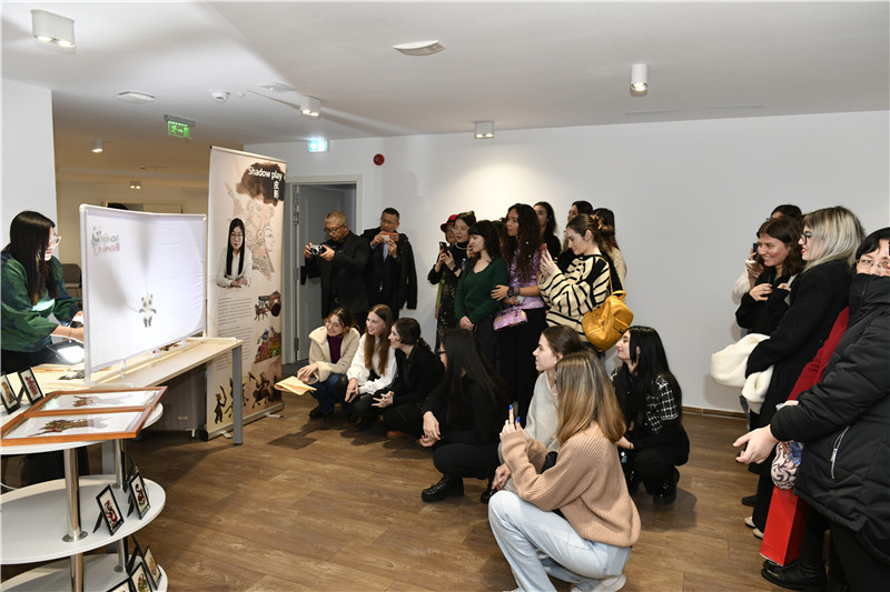 圖為觀眾欣賞帶有“你好中國”標識的皮影展示。 布加勒斯特中國文化中心供圖。