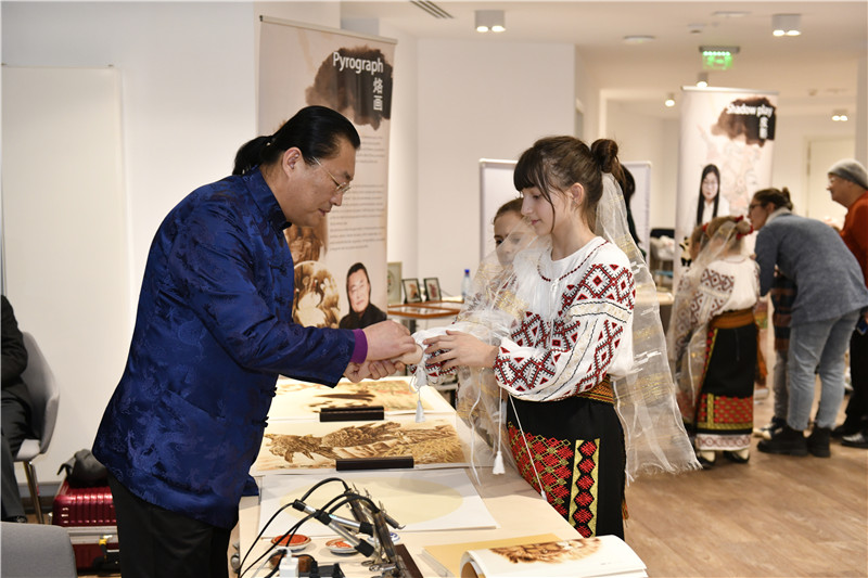 圖為羅馬尼亞小學生在現(xiàn)場體驗烙畫。 布加勒斯特中國文化中心供圖