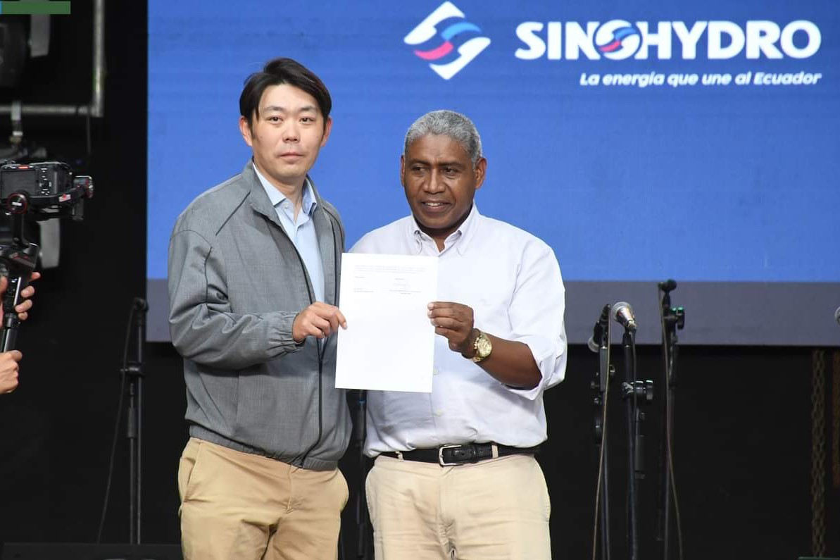 中國電建厄瓜多爾國別代表白納（左）代表中國電建向厄瓜多爾埃爾查科市康復(fù)中心捐贈了一批康復(fù)器材，埃爾查科市市長奧斯卡·德拉克魯斯·卡瓦蒂霍（右）對中國企業(yè)的善舉表示感謝。中國電建厄瓜多爾代表處供圖