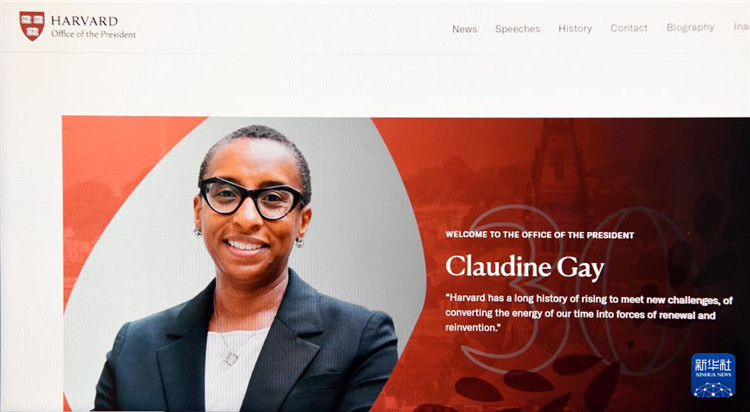美國(guó)媒體1月2日?qǐng)?bào)道，哈佛大學(xué)校長(zhǎng)蓋伊宣布辭職。這是1月2日拍攝的有蓋伊照片的哈佛大學(xué)官網(wǎng)校長(zhǎng)辦公室頁(yè)面。新華社記者李睿 攝