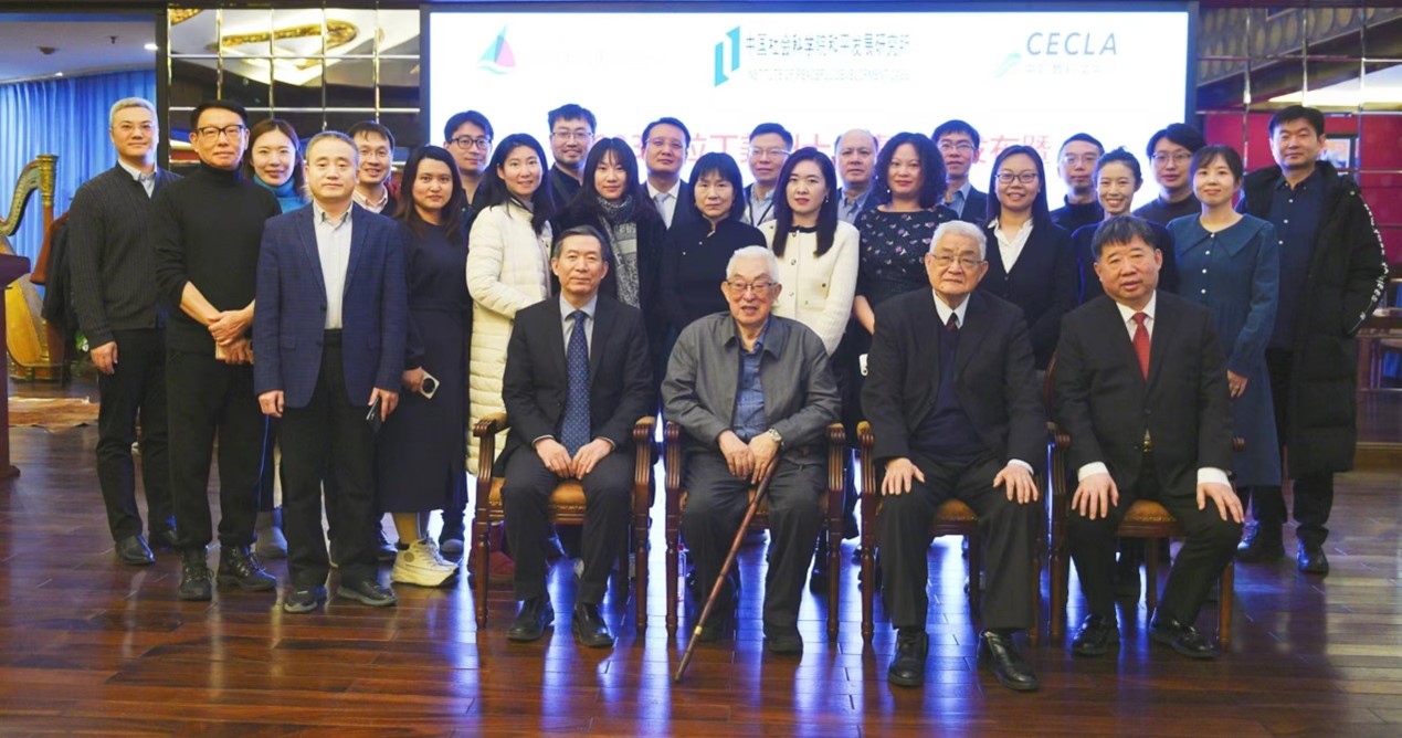 與會(huì)專(zhuān)家學(xué)者舉行合影。主辦方供圖