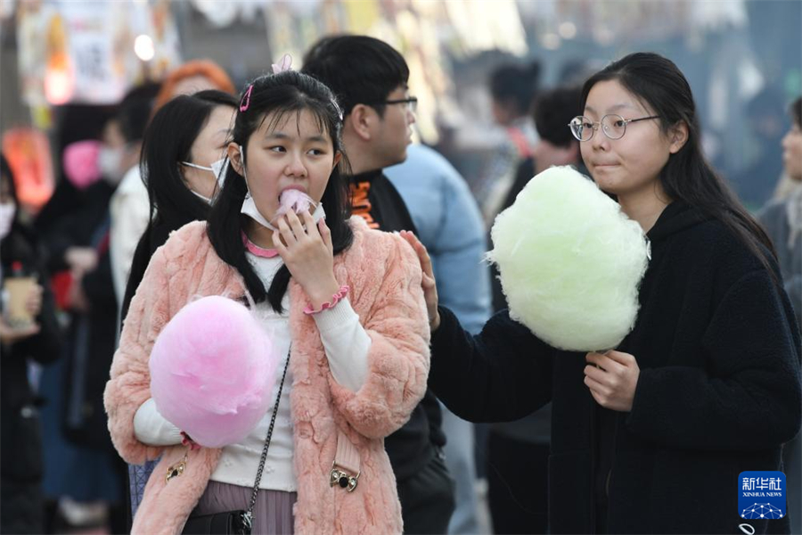 1月5日，在日本名古屋市第18屆“名古屋中國(guó)春節(jié)祭”上，游客品嘗棉花糖。新華社記者 岳晨星 攝