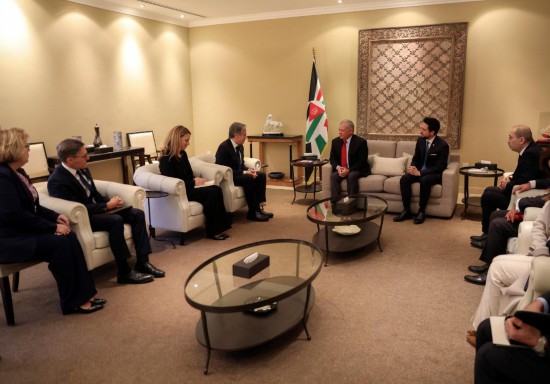 1月7日，約旦國王阿卜杜拉二世（中右）在安曼會見到訪的美國國務卿布林肯（中左）。新華社發(fā)（約旦王宮供圖）