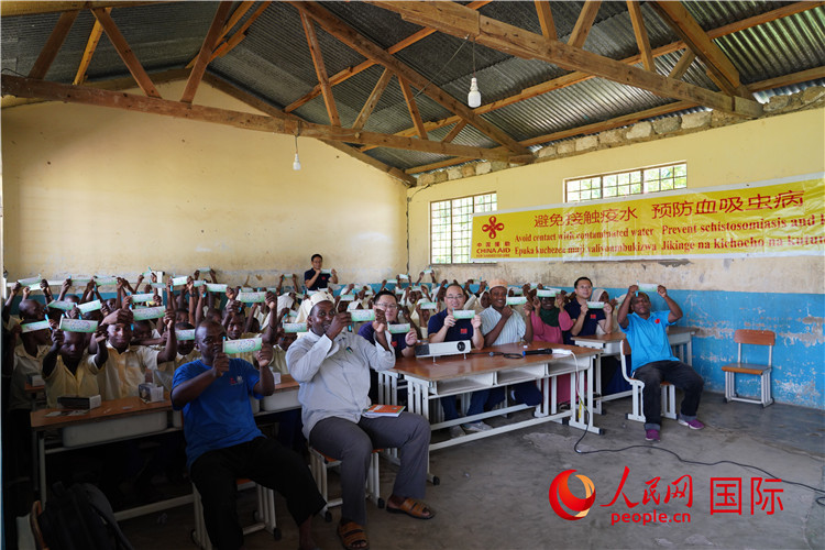 中國專家組走進姆坦噶尼小學開展血吸蟲病防治健康教育。人民網記者 黃煒鑫攝