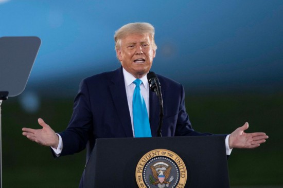 這是2020年9月3日時(shí)任美國(guó)總統(tǒng)特朗普在美國(guó)賓夕法尼亞州拉特羅布參加競(jìng)選集會(huì)的資料照片。新華社記者劉杰攝