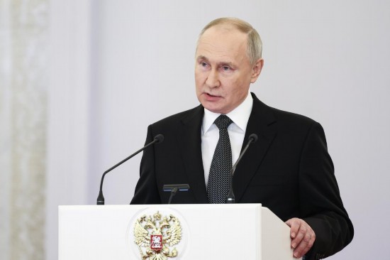 2023年12月8日，俄羅斯總統(tǒng)普京在莫斯科克里姆林宮出席“祖國(guó)英雄日”慶祝儀式。新華社/塔斯社