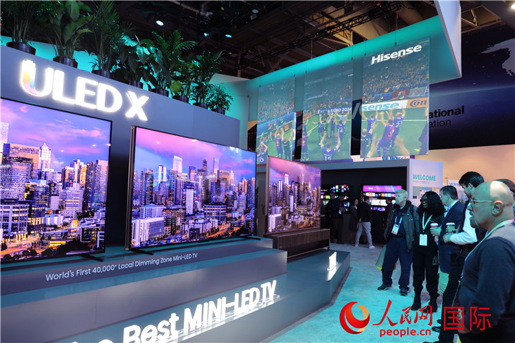 在2024年美國消費電子展上，人們駐足觀看中國企業(yè)海信推出的ULED X系列電視110UX，該產品獲得“2024年美國消費電子展創(chuàng)新獎”。人民網記者 李志偉攝