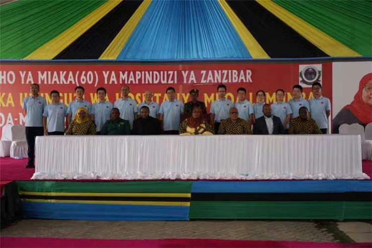 坦桑尼亞政要與中國醫(yī)療隊合影。中國（江蘇）第33期援桑給巴爾醫(yī)療隊供圖