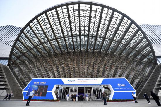 2023年10月30日，參會(huì)嘉賓步入長(zhǎng)沙國(guó)際會(huì)議中心。當(dāng)日，以“全球發(fā)展 共享安全”為主題的博鰲亞洲論壇全球經(jīng)濟(jì)發(fā)展與安全論壇第二屆大會(huì)在湖南長(zhǎng)沙開(kāi)幕。新華社記者 陳振海 攝