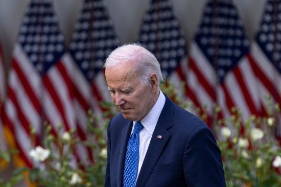 2023年4月24日，美國(guó)總統(tǒng)拜登在首都華盛頓白宮出席活動(dòng)。新華社發(fā)（亞倫攝）