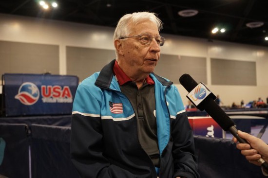 2023年12月16日，中美“乒乓外交”親歷者戴爾·斯威里斯在2023年美國乒乓球公開賽老年組比賽間隙接受新華社記者專訪。