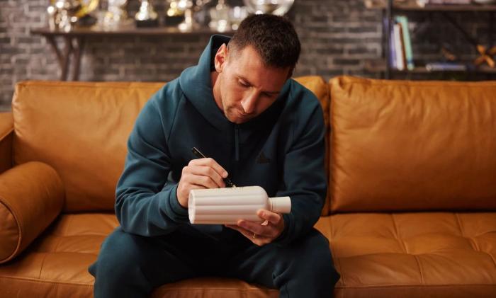 2023年10月，赤水河酒曬出的梅西為赤水河酒酒瓶簽名照片。 截圖自