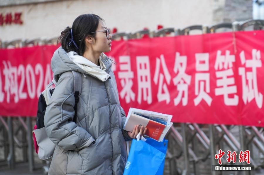 2023年11月26日，山西省太原市，考生步入考場。當(dāng)日，中央機(jī)關(guān)及其直屬機(jī)構(gòu)2024年度考試錄用公務(wù)員公共科目筆試舉行。<a target='_blank' href='/'><p  align=