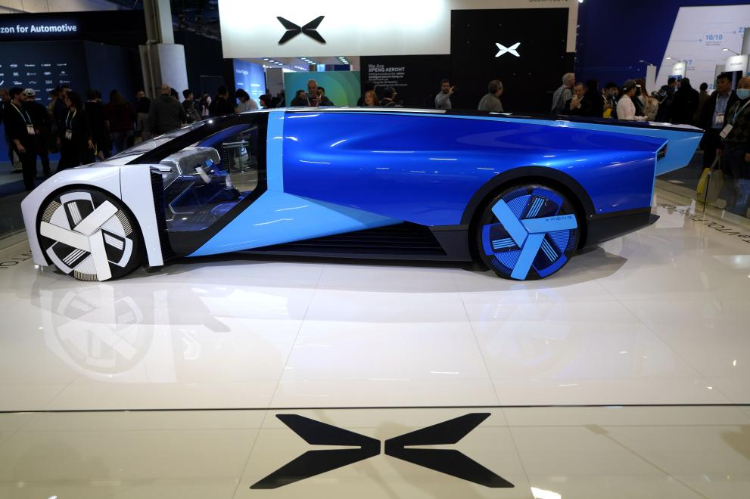 1月11日，人們在美國拉斯維加斯消費(fèi)電子展小鵬公司展臺(tái)觀看電動(dòng)飛行汽車Aeroht。新華社記者吳曉凌攝