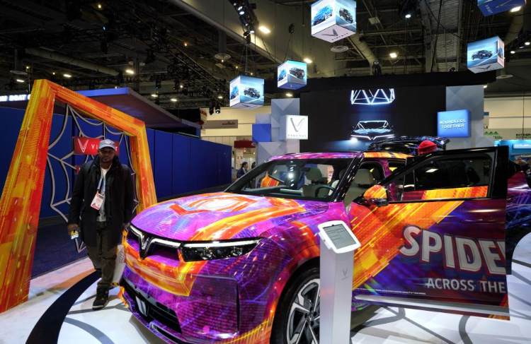 1月11日，人們在美國拉斯維加斯消費(fèi)電子展越南電動(dòng)汽車制造商VinFast展臺(tái)參觀。新華社記者吳曉凌攝