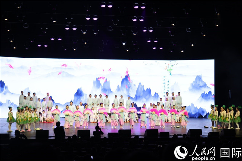 《四季詩(shī)韻》童聲詩(shī)朗誦表演。人民網(wǎng)記者 任皓宇攝