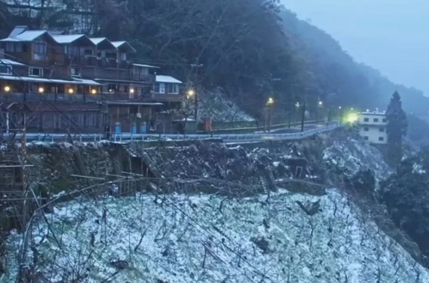 桃園市觀光旅游局22日新啟用的“上巴陵實時影像”的鏡頭下，現(xiàn)場呈現(xiàn)雪景。圖片來源：桃園市觀光旅游局。