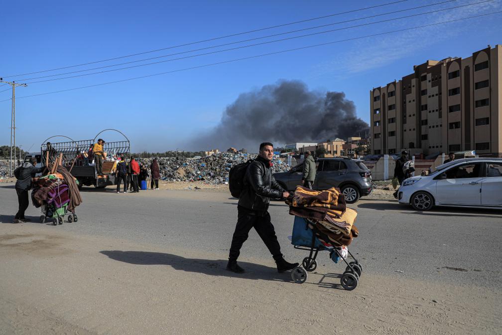 1月22日，在加沙地帶南部城市汗尤尼斯，人們逃離家園。新華社發(fā)（里澤克·阿卜杜勒賈瓦德攝）