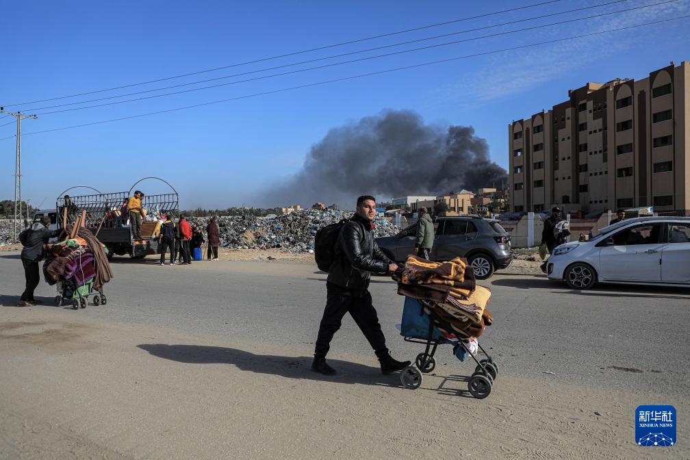 1月22日，在加沙地帶南部城市汗尤尼斯，人們逃離家園。新華社發(fā)（里澤克·阿卜杜勒賈瓦德攝）