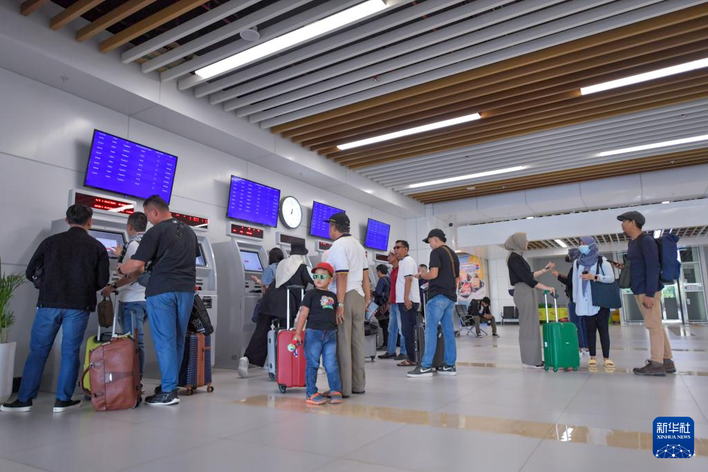 1月24日，在印度尼西亞雅加達(dá)哈利姆站，乘客使用自助取票機(jī)。新華社記者 徐欽 攝