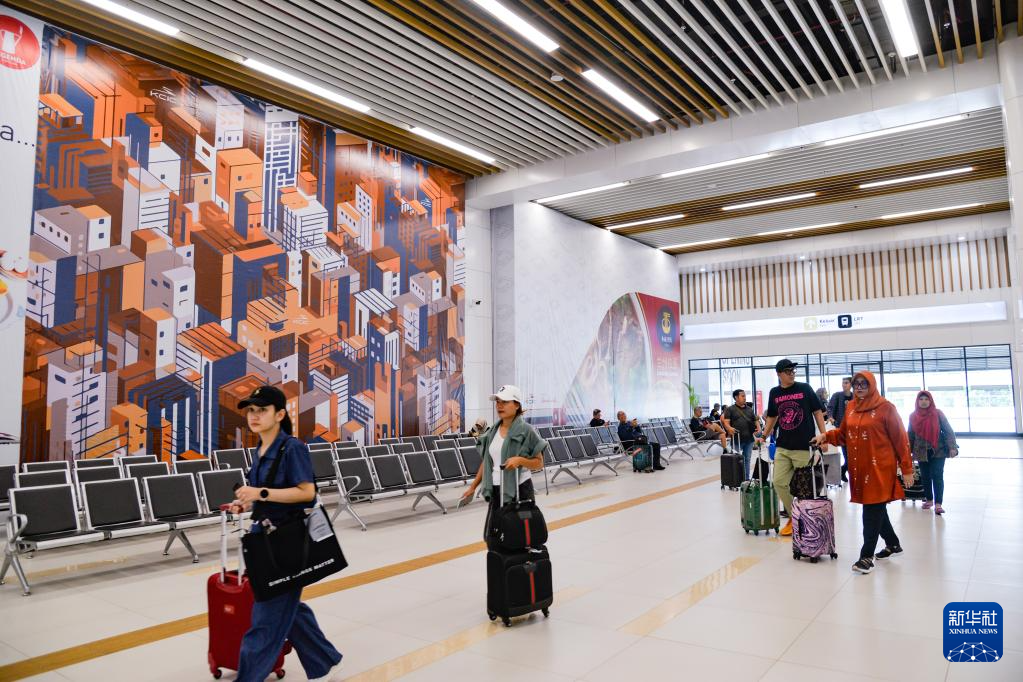 1月24日，在印度尼西亞雅加達(dá)哈利姆站，乘客在候車大廳內(nèi)行走。新華社記者 徐欽 攝