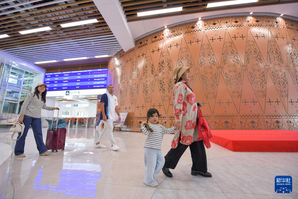 1月24日，在印度尼西亞雅加達(dá)哈利姆站，乘客在候車大廳內(nèi)行走。新華社記者 徐欽 攝