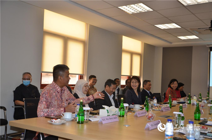 參訪嘉賓與五菱印尼公司負責人交流。人民網(wǎng)記者 李培松攝