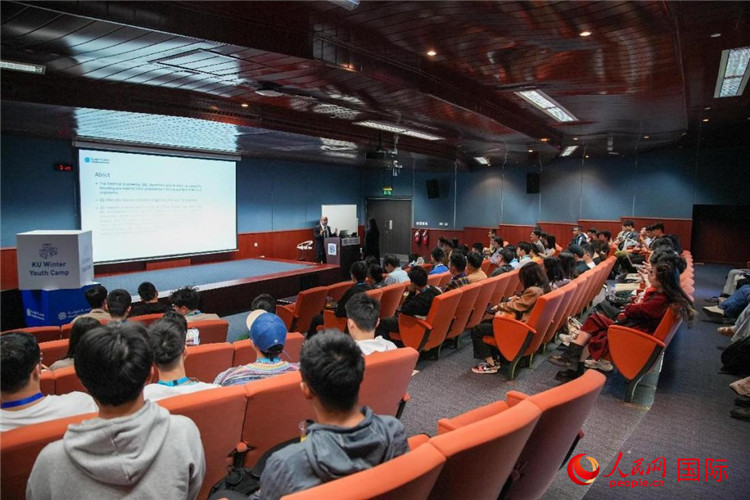 圖為23日，中國(guó)學(xué)生在聽取講座。人民網(wǎng)塔里克·易卜拉欣攝