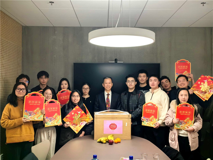 中國駐瑞典大使崔愛民看望慰問瑞典隆德大學中國留學生。中國駐瑞典大使館供圖