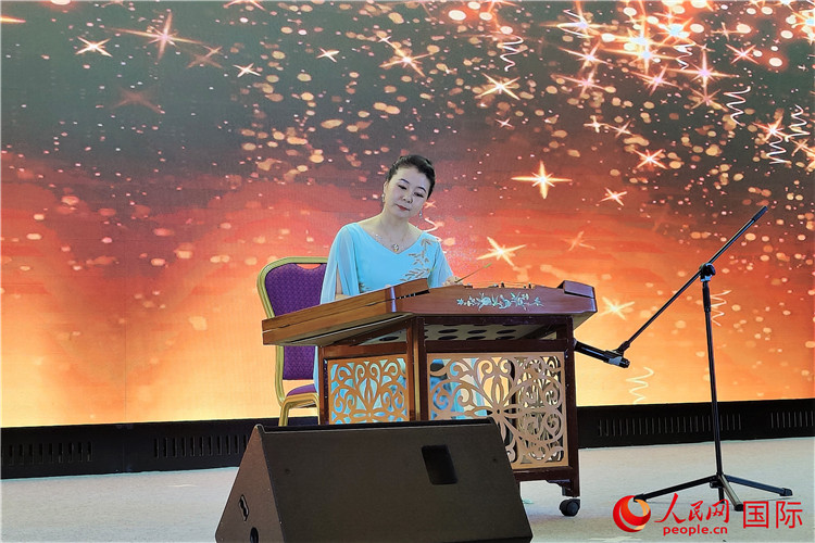 揚(yáng)琴演奏家劉艮演奏《夢中的婚禮》。人民網(wǎng)記者 于宏建攝