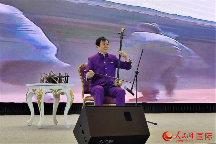 二胡演奏家、國家一級(jí)演員王之輝演奏《新春樂》。人民網(wǎng)記者 于宏建攝