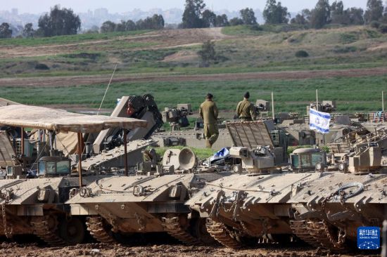 這是1月24日拍攝的加沙邊境以色列一側(cè)的以軍部隊(duì)。新華社發(fā)（吉爾·科恩·馬根攝）