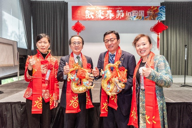 向池田知事、大西市長(zhǎng)贈(zèng)送“歡樂(lè)春節(jié)“吉祥龍。從左到右為魏有美副總領(lǐng)事、池田豊人知事、大西秀人市長(zhǎng)、馬曉琛主任。中國(guó)駐大阪旅游辦事處供圖