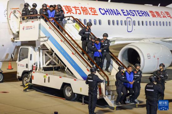 1月30日，在云南昆明長水機(jī)場，白所成、白應(yīng)蒼、魏懷仁、劉正祥、劉正茂、徐老發(fā)等10名緬北重大犯罪嫌疑人被我公安機(jī)關(guān)成功押解回國。新華社記者 殷剛 攝