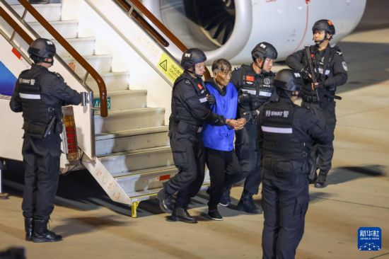 1月30日，在云南昆明長水機(jī)場，緬北重大犯罪嫌疑人白所成被我公安機(jī)關(guān)成功押解回國。新華社記者 殷剛 攝