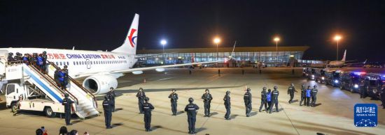 1月30日，在云南昆明長水機(jī)場，白所成、白應(yīng)蒼、魏懷仁、劉正祥、劉正茂、徐老發(fā)等10名緬北重大犯罪嫌疑人被我公安機(jī)關(guān)成功押解回國。新華社記者 殷剛 攝