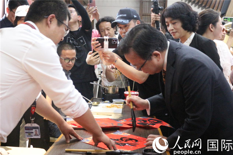 中國駐菲律賓大使黃溪連出席活動并與留菲學子共迎新春。人民網(wǎng)記者樊帆 攝