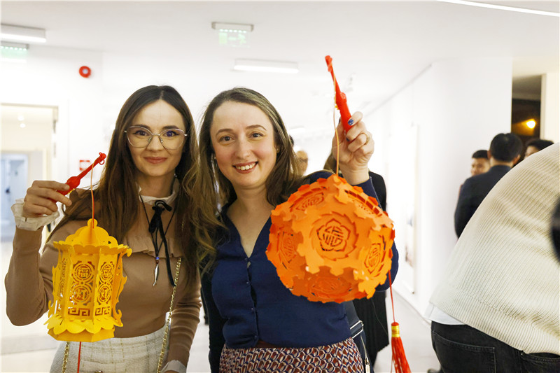 羅馬尼亞觀眾對泉州花燈愛不釋手。 布加勒斯特中國文化中心供圖