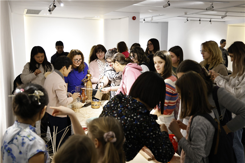 羅馬尼亞觀眾體驗安溪竹藤編技藝。 布加勒斯特中國文化中心供圖