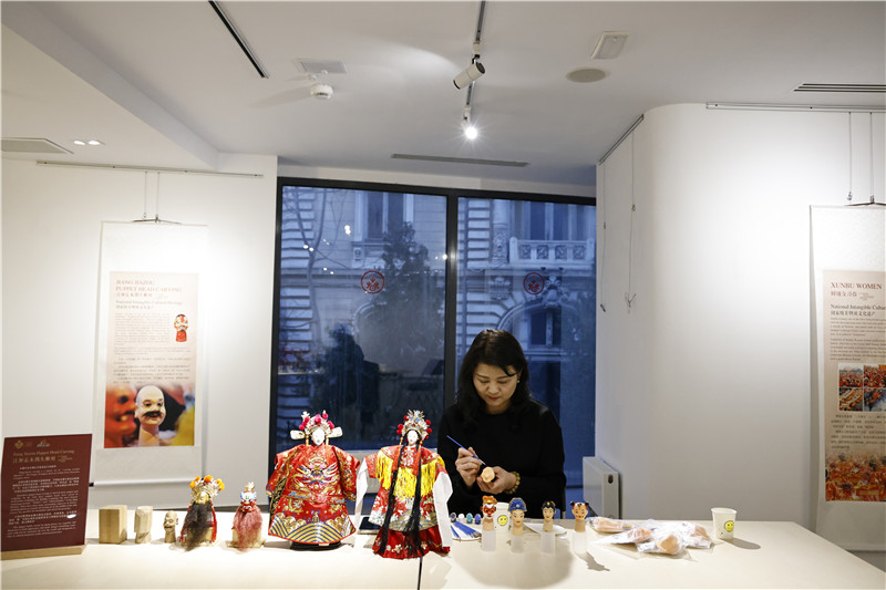 中國泉州的非遺大師制作江加走木偶頭雕刻。 布加勒斯特中國文化中心供圖_副本