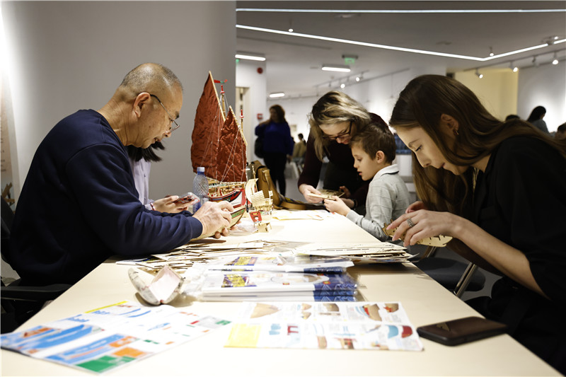 中國泉州非遺大師現(xiàn)場指導(dǎo)制作水密隔艙福船制造技藝。 布加勒斯特中國文化中心供圖