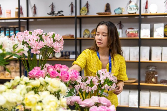 2023年7月1日，在位于湖南省長(zhǎng)沙市的湖南高橋大市場(chǎng)，中非經(jīng)貿(mào)博覽會(huì)常設(shè)展館展區(qū)肯尼亞館工作人員在整理產(chǎn)自非洲的鮮花。新華社記者 陳思汗 攝