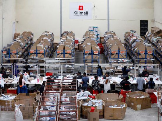 2023年11月11日，在肯尼亞姆洛隆戈，Kilimall員工在倉(cāng)庫(kù)內(nèi)工作。新華社記者 李亞輝 攝