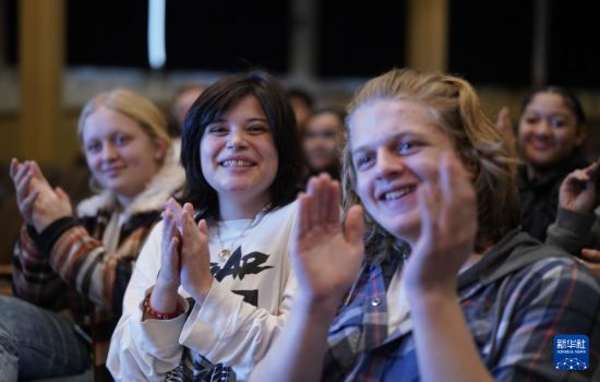 1月30日，在美國華盛頓州塔科馬市林肯中學(xué)，將于3月啟程赴華交流的林肯中學(xué)12年級學(xué)生蒙特塞拉特·羅梅羅-羅查（中）參加美國中學(xué)生赴華交流歡送儀式。新華社記者 吳曉凌 攝