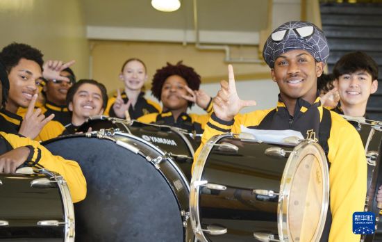 1月30日，在美國華盛頓州塔科馬市林肯中學(xué)，學(xué)校鼓樂隊準(zhǔn)備在美國中學(xué)生赴華交流歡送儀式上表演。新華社記者 吳曉凌 攝