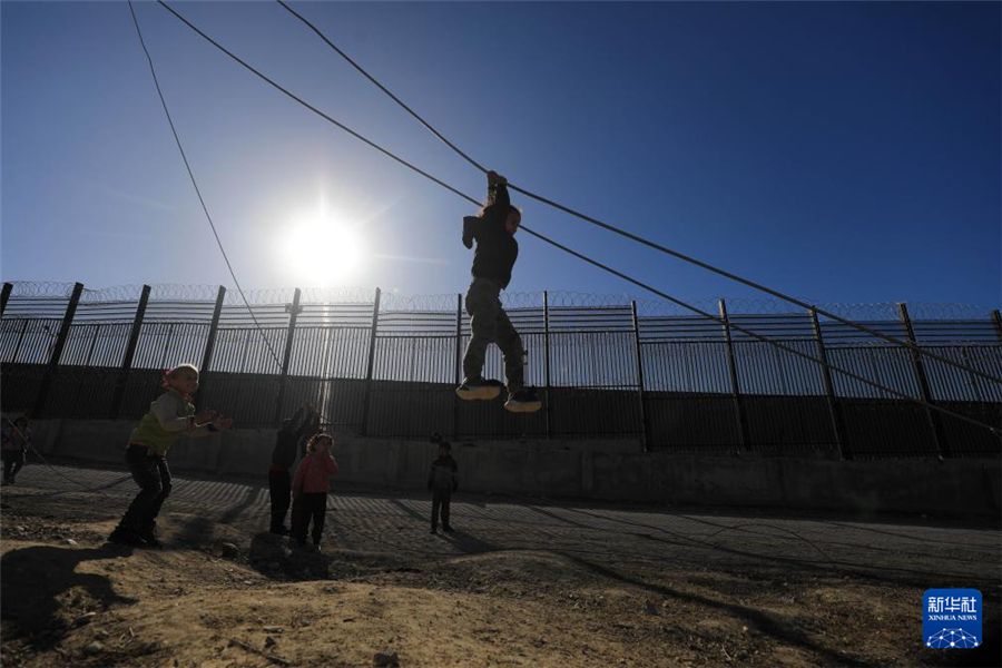1月31日，在加沙地帶南部城市拉法同埃及邊境地區(qū)，巴勒斯坦兒童在玩耍。新華社發(fā)（亞西爾·庫迪攝）