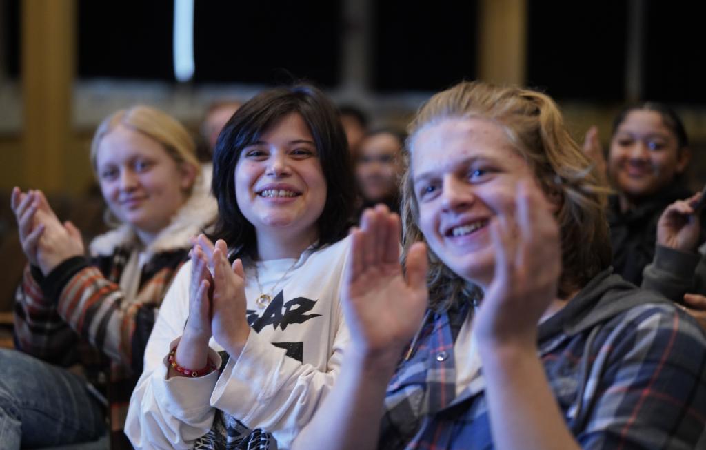 1月30日，在美國華盛頓州塔科馬市林肯中學(xué)，將于3月啟程赴華交流的林肯中學(xué)12年級學(xué)生蒙特塞拉特·羅梅羅-羅查（中）參加美國中學(xué)生赴華交流歡送儀式。新華社記者 吳曉凌 攝